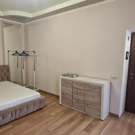 оперний через дорогу *