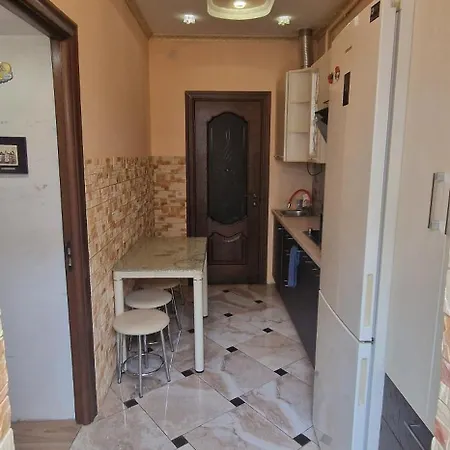 оперний через дорогу