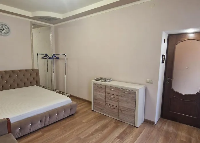 оперний через дорогу *