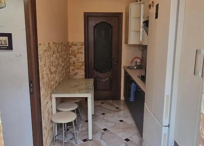 оперний через дорогу